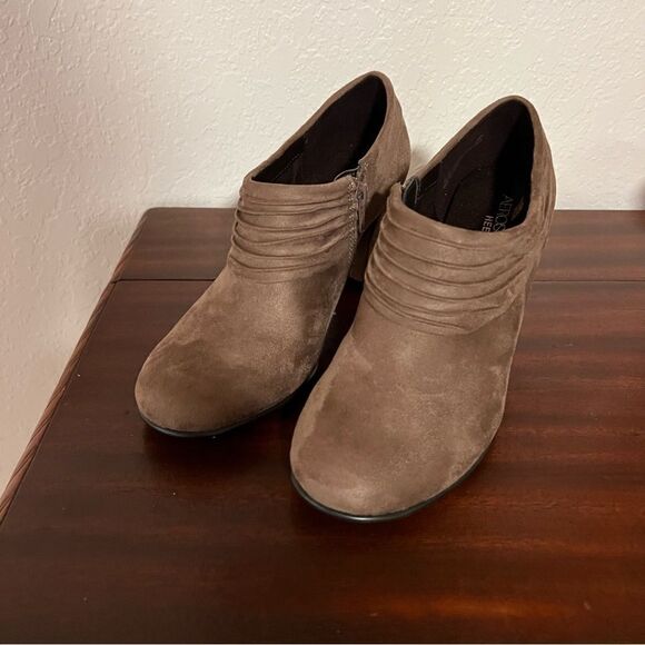 Aerosoles Heelrest Tan Suede Booties with Side Zipper. Size 6.5  New without Tag - Picture 1 of 10